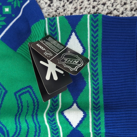 Vancouver Canucks Women's Christmas NHL sweater size Large New - Picture 2 of 10